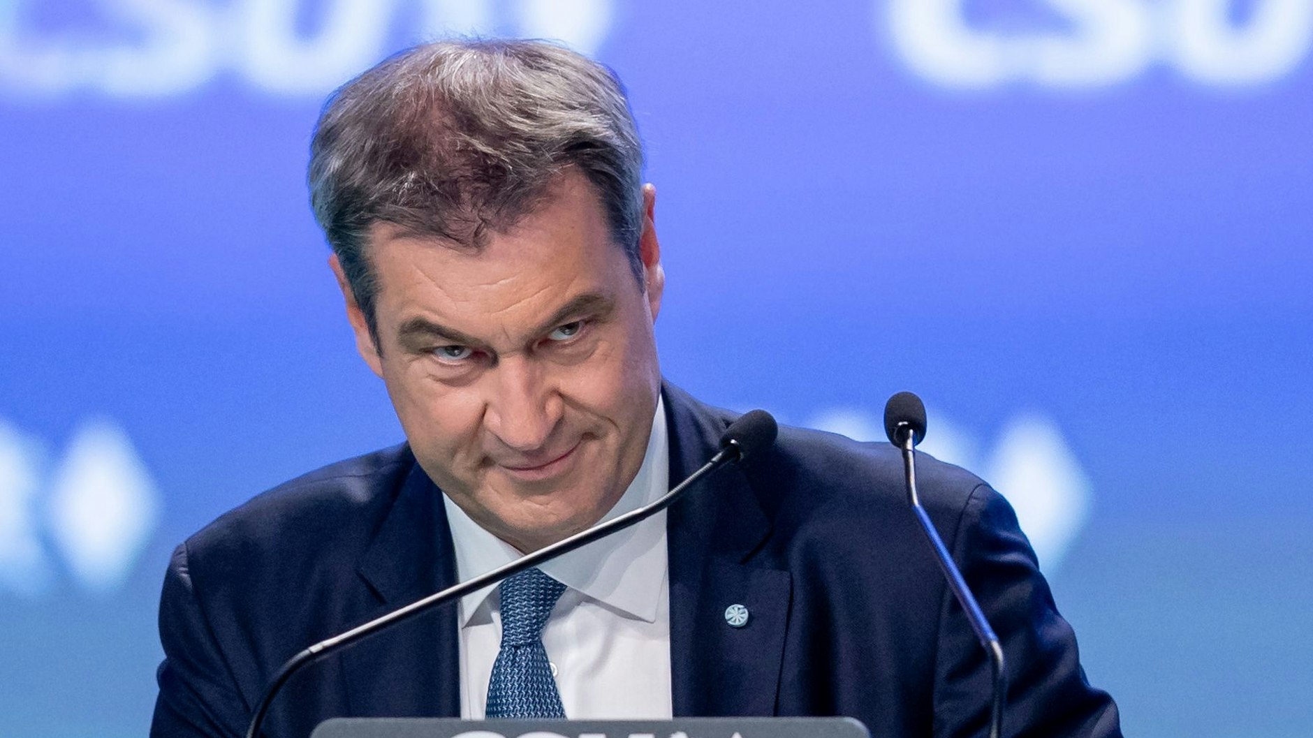 Söder fordert in seiner Rede ein Ende für die Debatte über Laschet und bittet die Delegierten, dem Kanzlerkandidaten am morgigen Tag gut bei dem Parteitag in Nürnberg zu empfangen.&nbsp;