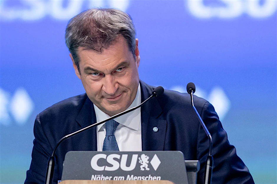 Söder fordert in seiner Rede ein Ende für die Debatte über Laschet und bittet die Delegierten, dem Kanzlerkandidaten am morgigen Tag gut bei dem Parteitag in Nürnberg zu empfangen.&nbsp;