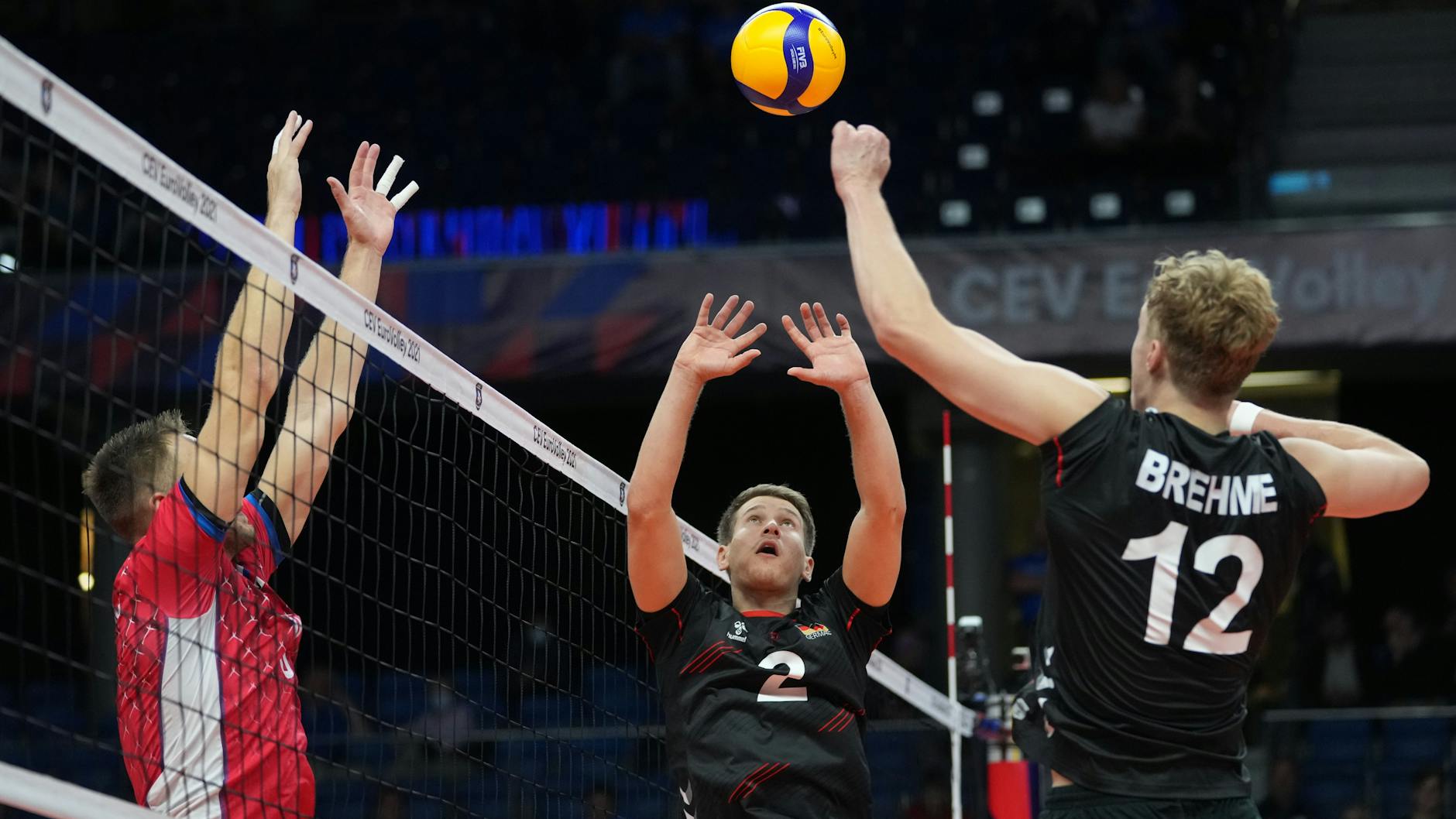 Johannes Tille serviert den Ball für den Berliner Mittelblocker Anton Brehme.