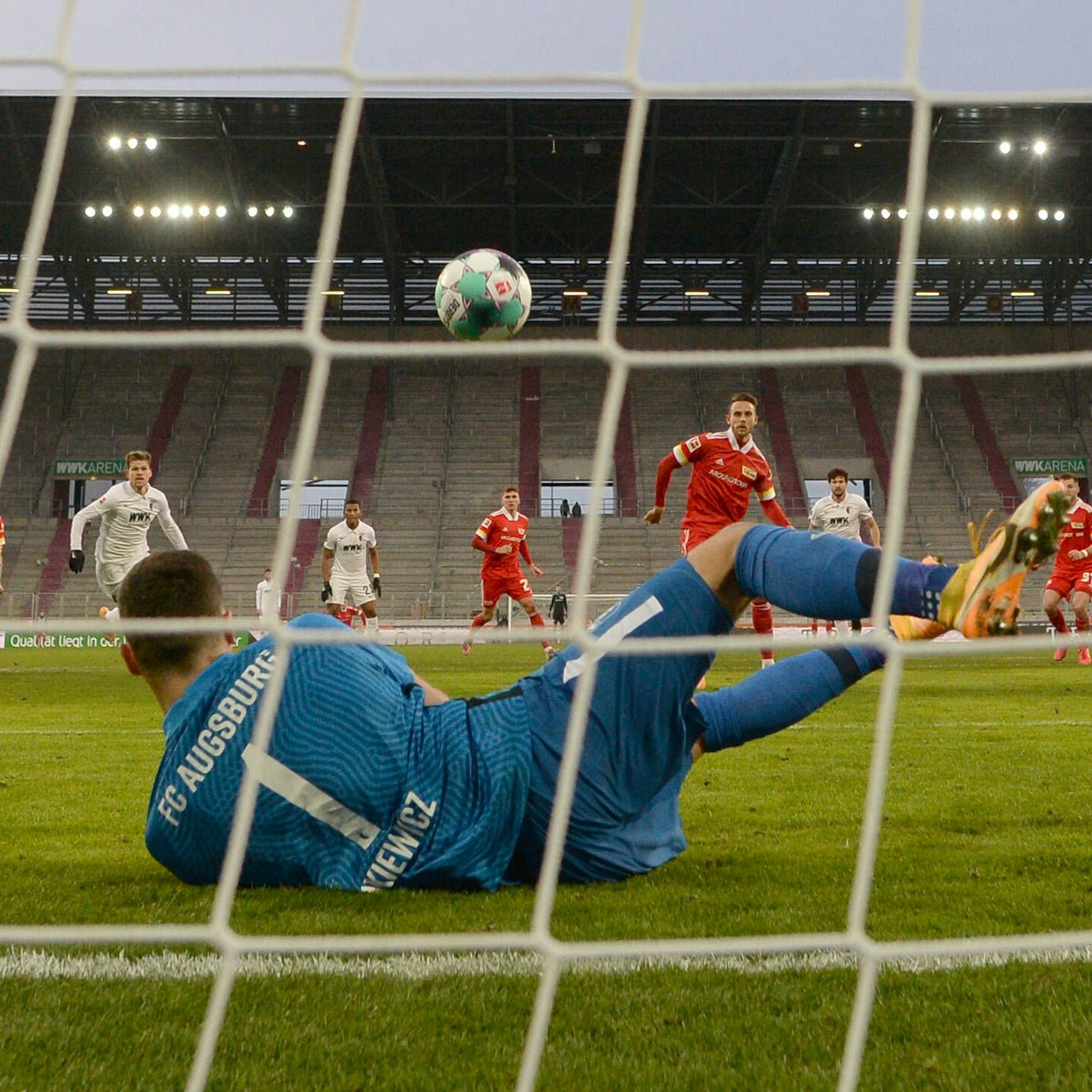 Rafal Gikiewicz hält einen Elfmeter von Marcus Ingvartsen. Der erste Fehlschuss des Dänen bei zehn Versuchen vom Punkt.