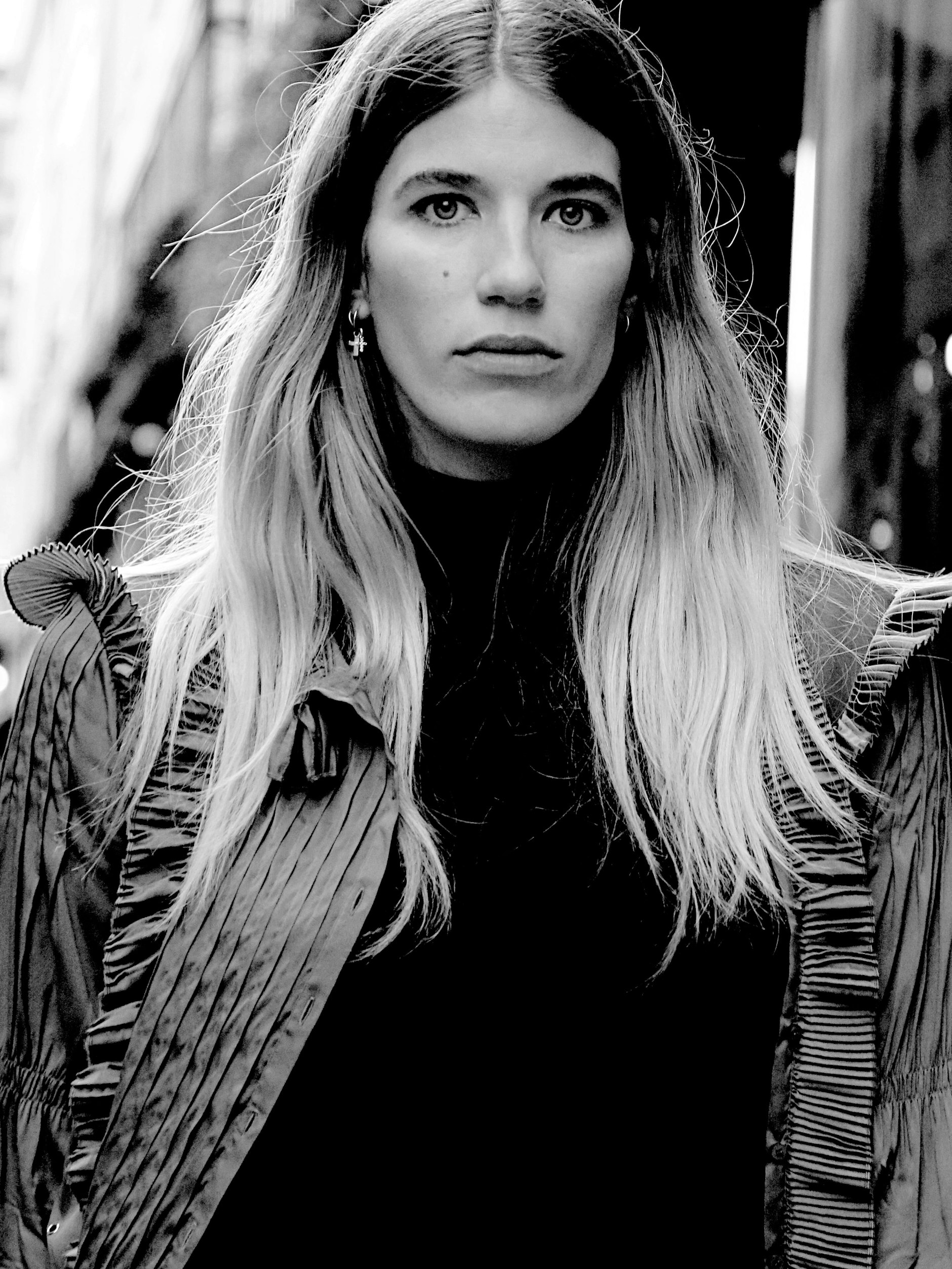 Das deutsche Model Veronika Heilbrunner ist auf internationalen Mode-Events gern gesehen. Sie kennt das internationale Pflaster, liebt aber auch Berlin, wo sie zeitweise gelebt hat. Als Journalistin schreibt sie für diverse Modemagazine und betreibt ihre eigene Plattform Hey Woman. Knapp eine Viertelmillion Menschen folgen ihr auf Instagram.