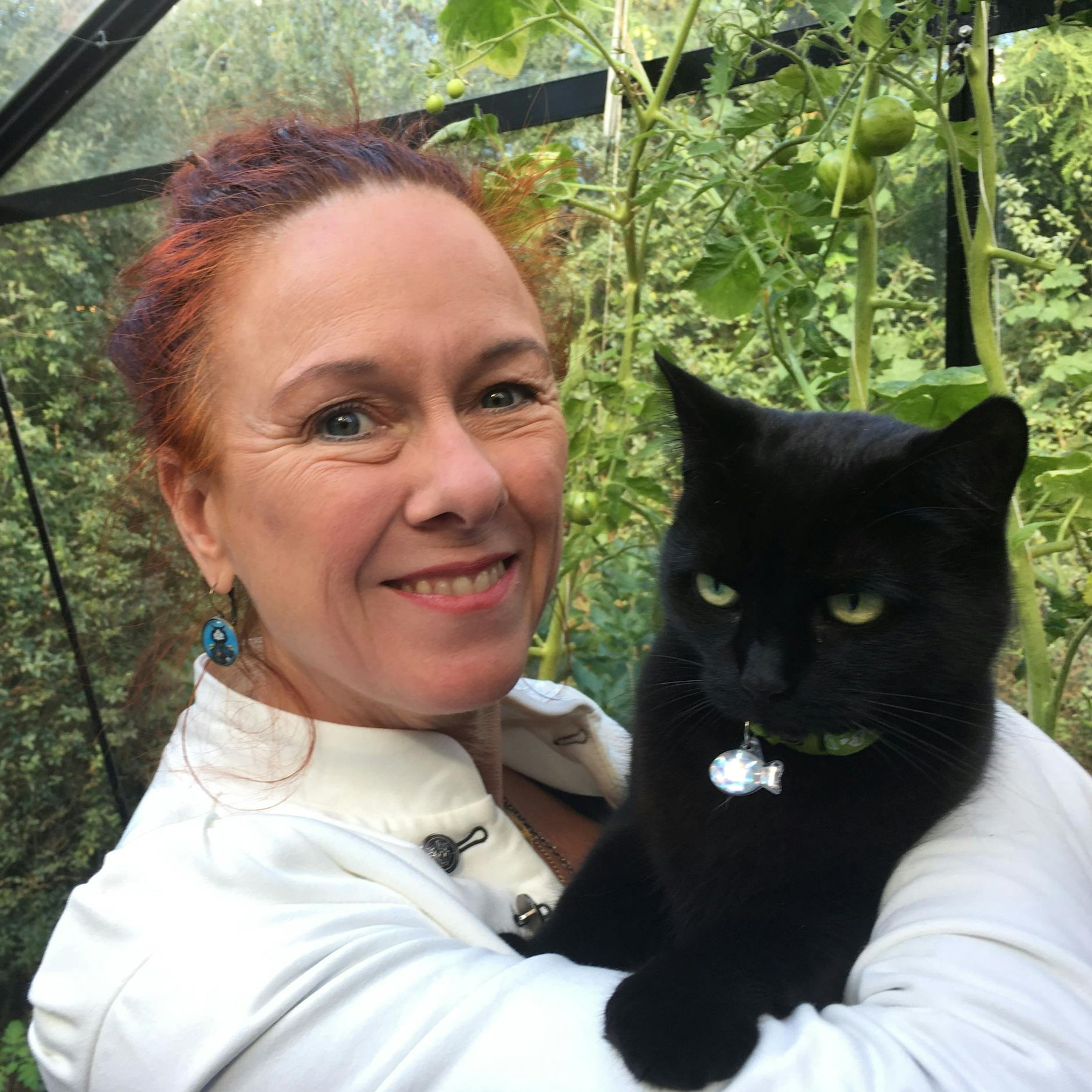 Ig-Nobelpreisträgerin Susanne Schötz mit Katze Donna. Die Forscherin aus Schweden, die den Preis in der Kategorie Biologie für ihre Erforschung der Kommunikation zwischen Katzen und Menschen bekam, nahm die Ehrung mit einem Haarreif samt Katzenohren darauf an. (