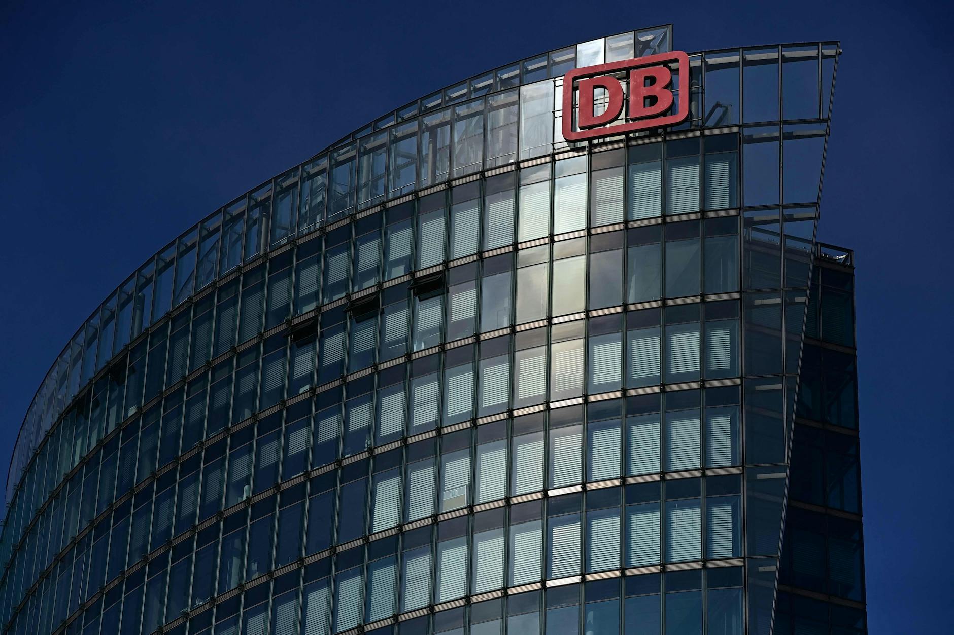 Die Zentrale der Deutschen Bahn in Berlin.
