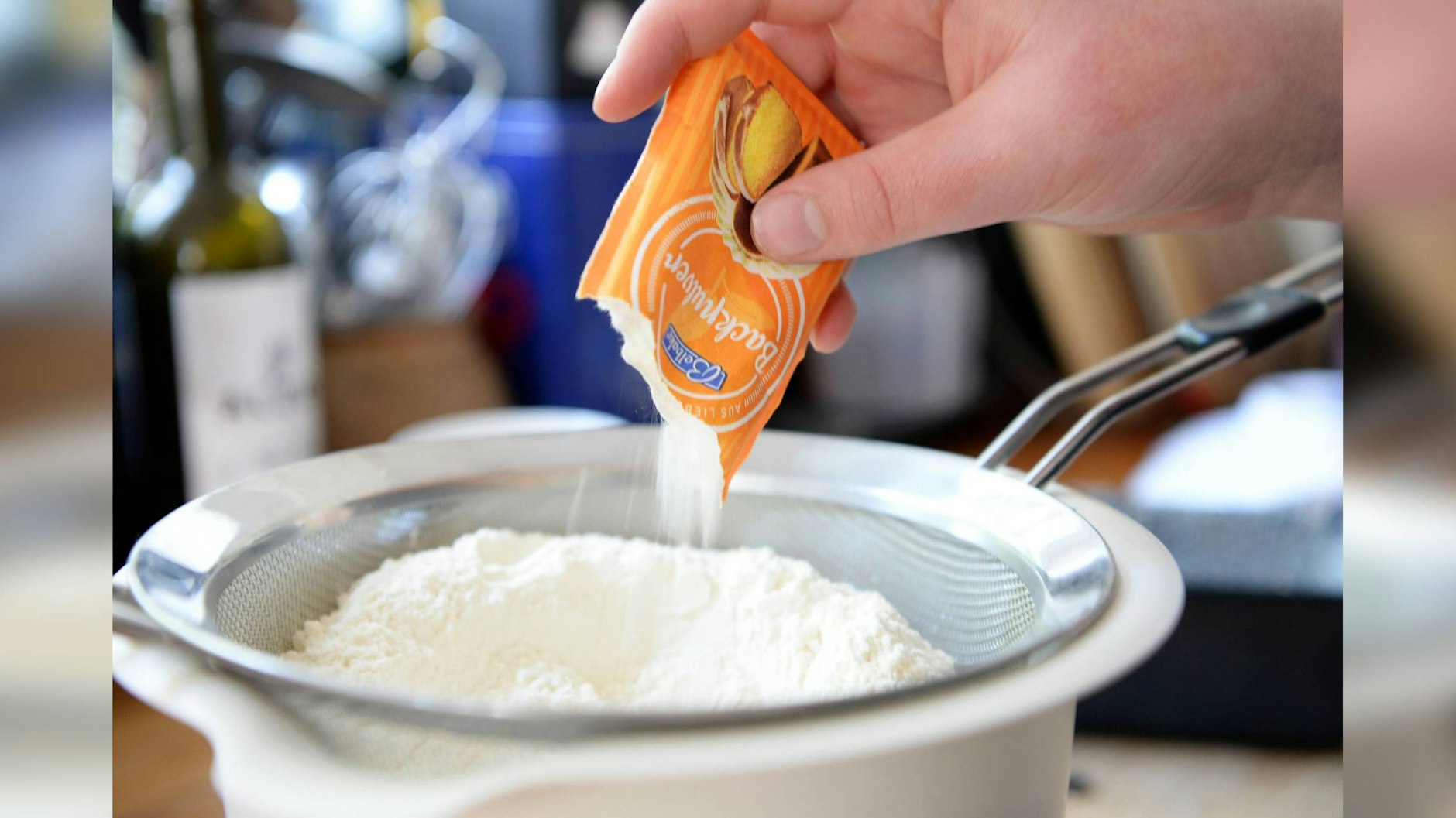 Backpulver enthält neben Natron auch noch eine Säure und Trennmittel.