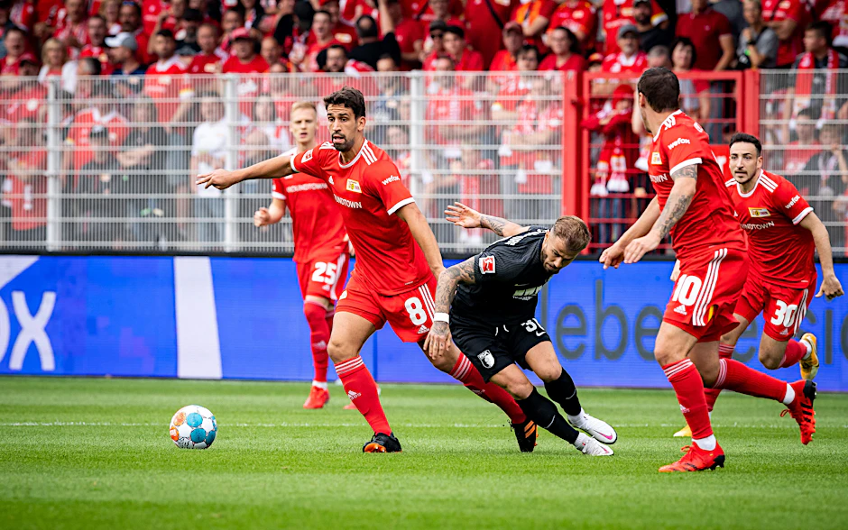 Unions Rani Khedira gewinnt gegen seinen ehemaligen Klub einen Zweikampf.