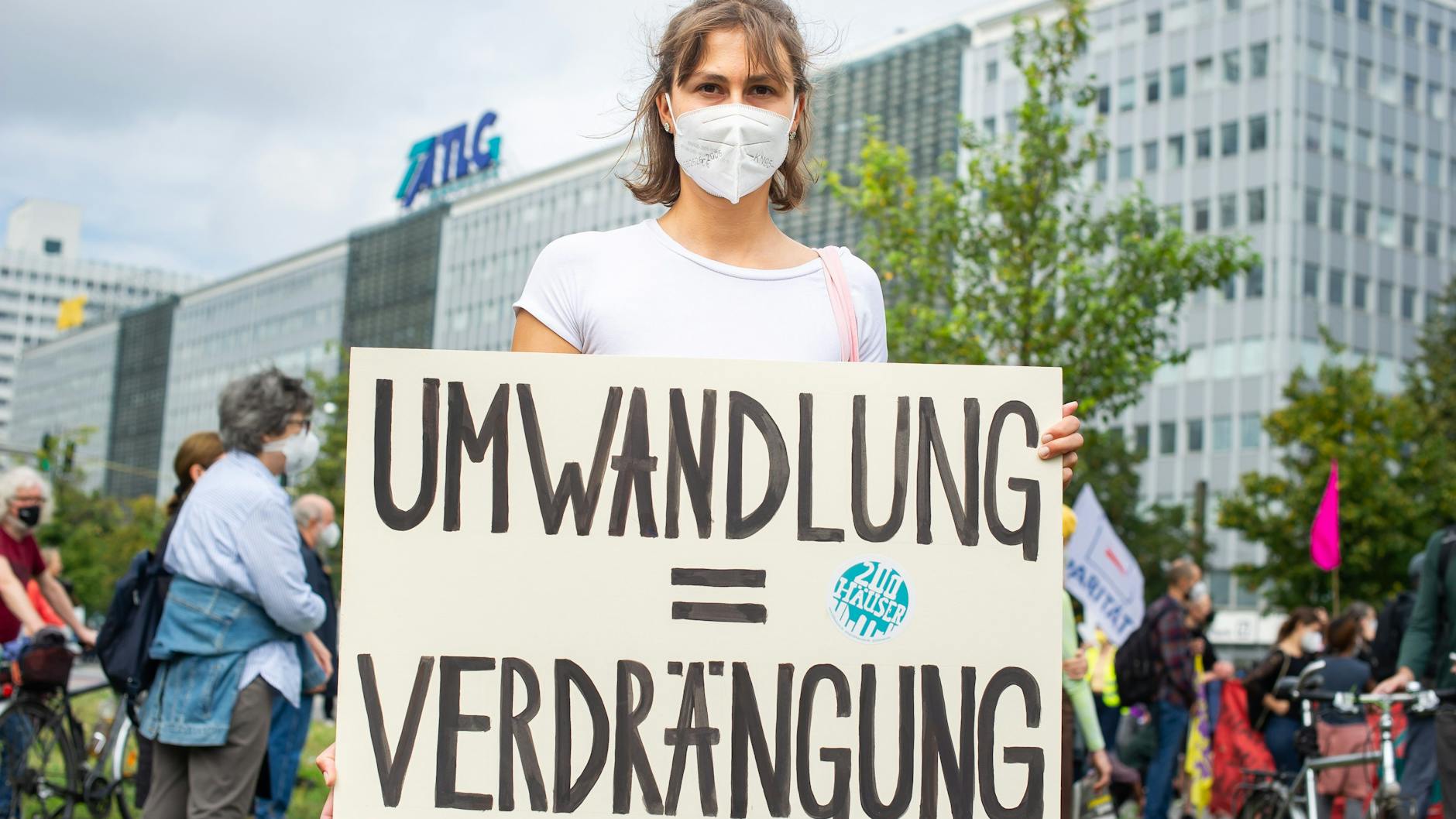 Protestiert gegen die Umwandlung von Miet- in Eigentumswohnungen: Lisa Schettler, 28, aus Schöneberg.