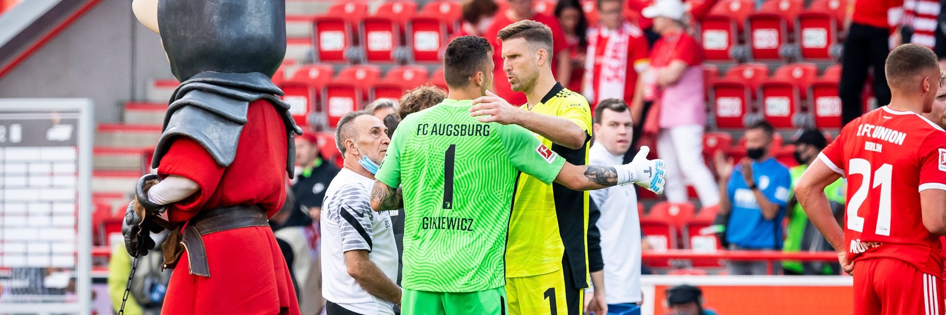 Herzliche Umarmung nach dem Schlusspfiff: Augsburgs Keeper Rafal Gikiewicz (l.) und sein Nachfolger bei den Eisernen, Andreas Luthe. 