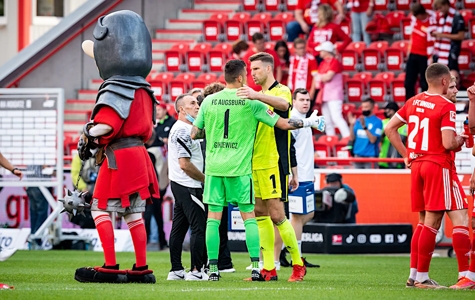Herzliche Umarmung nach dem Schlusspfiff: Augsburgs Keeper Rafal Gikiewicz (l.) und sein Nachfolger bei den Eisernen, Andreas Luthe.&nbsp;