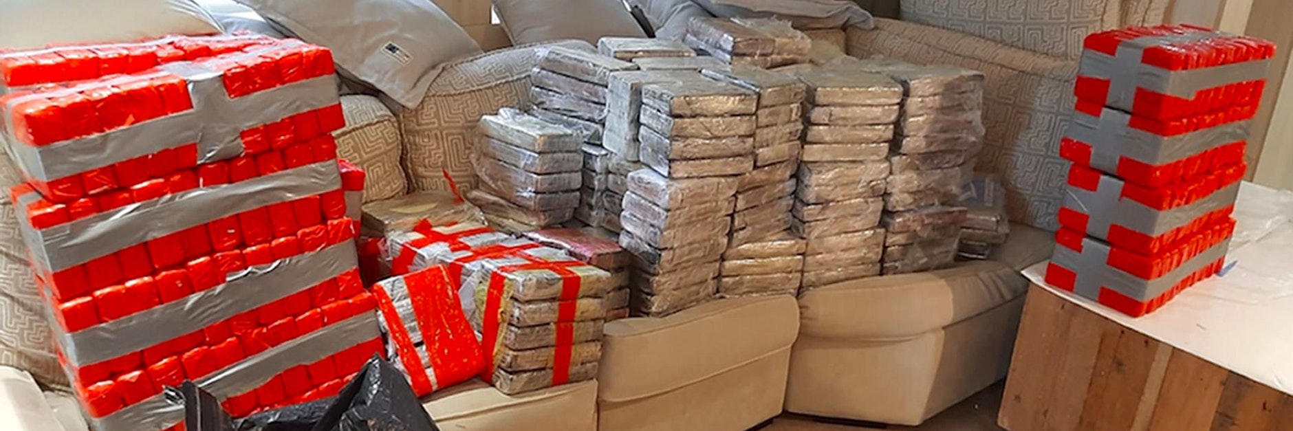 Auf einer unter jamaikanischer Flagge fahrenden Jacht wurden 1.500 Kilogramm Kokain im Wert von rund 140 Millionen Euro (120 Millionen Pfund) vor der Küste von Plymouth beschlagnahmt.