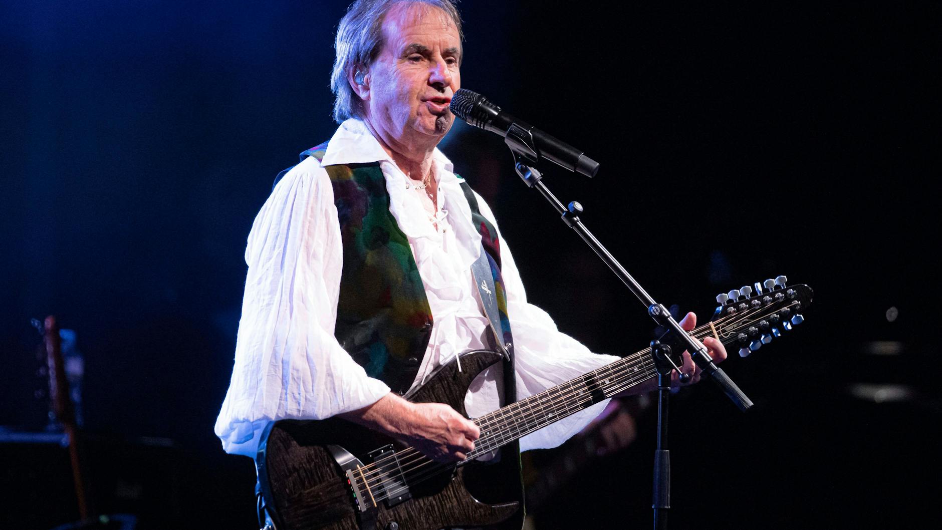 Chris de Burgh hat seine Gitarre eingepackt und singt nun im ZDF-Fernsehgarten.