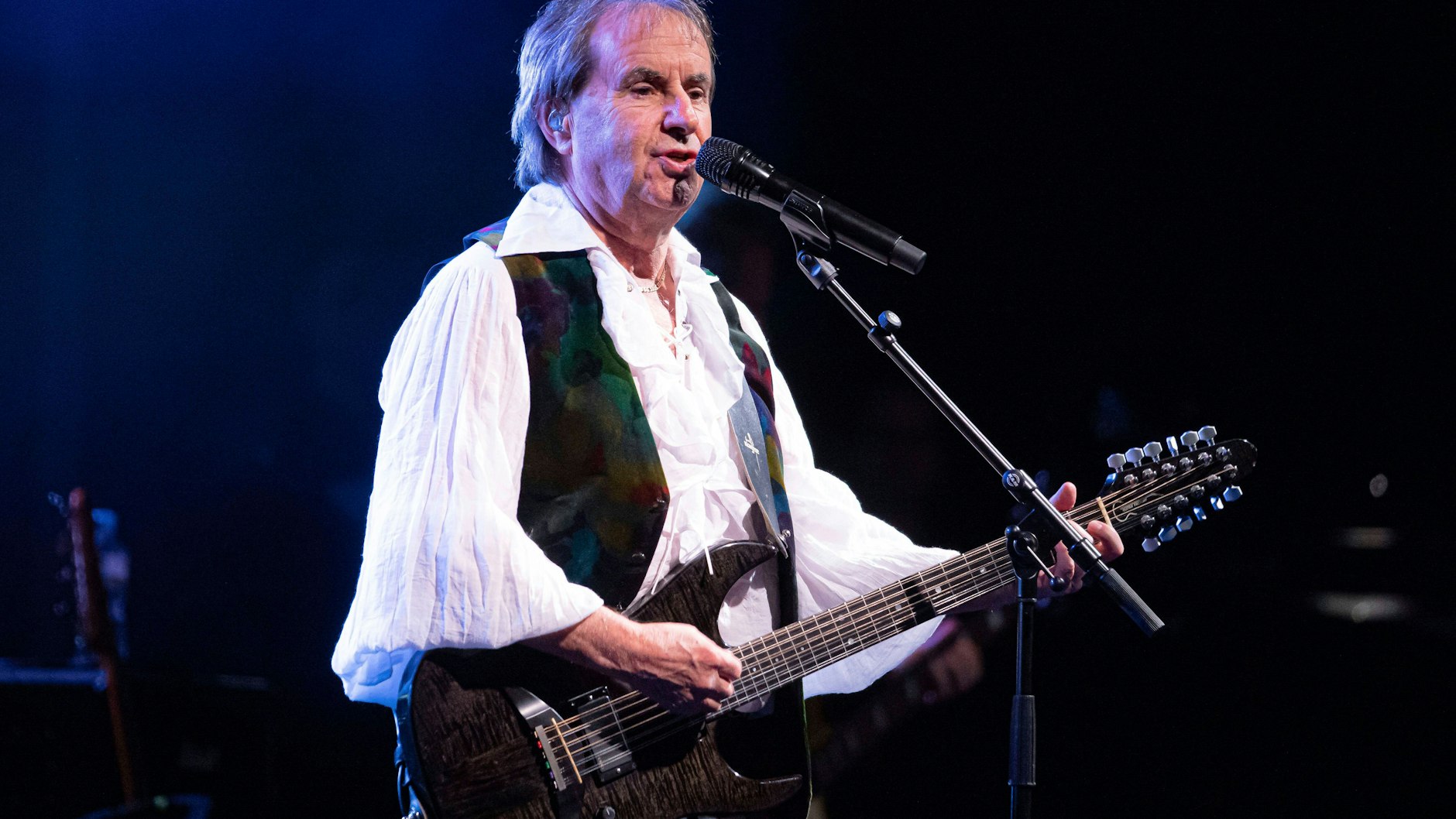 Chris de Burgh hat seine Gitarre eingepackt und singt nun im ZDF-Fernsehgarten.