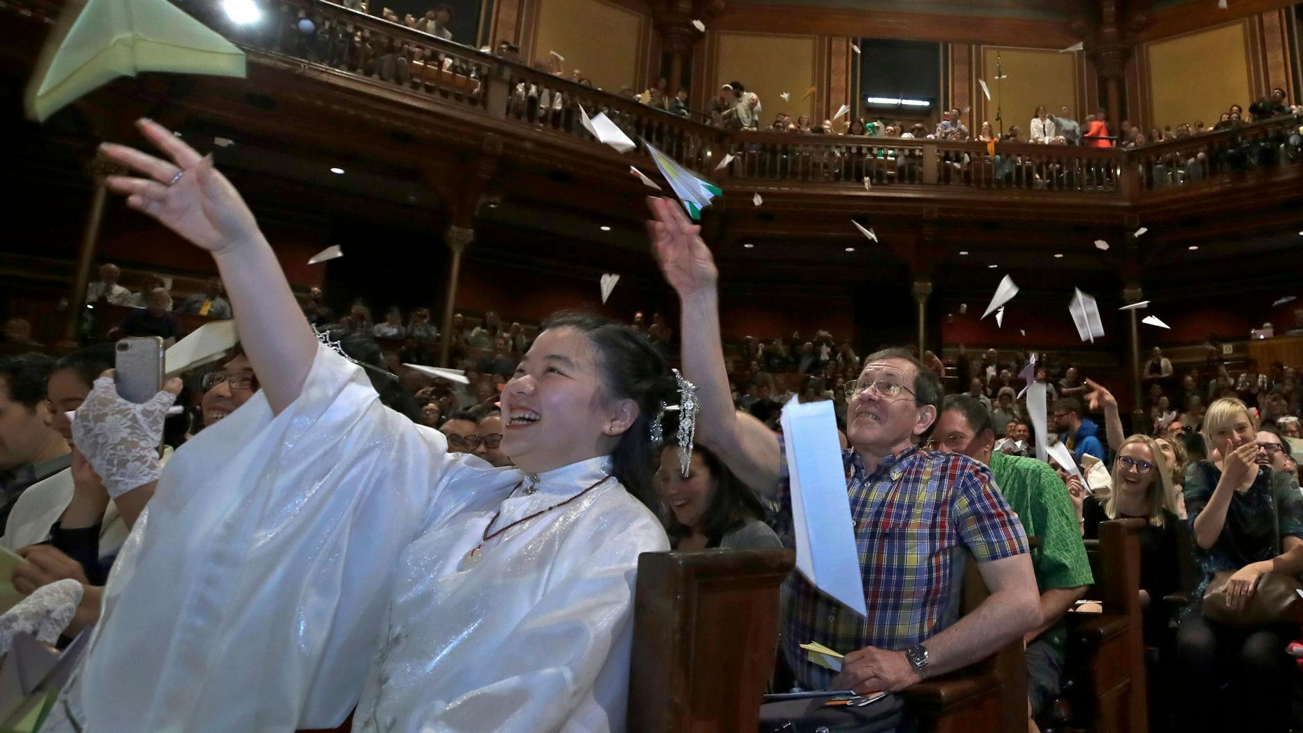 Auch bei der Online-Verleihung flogen Papierflieger wie hier bei der Verleihung 2019.