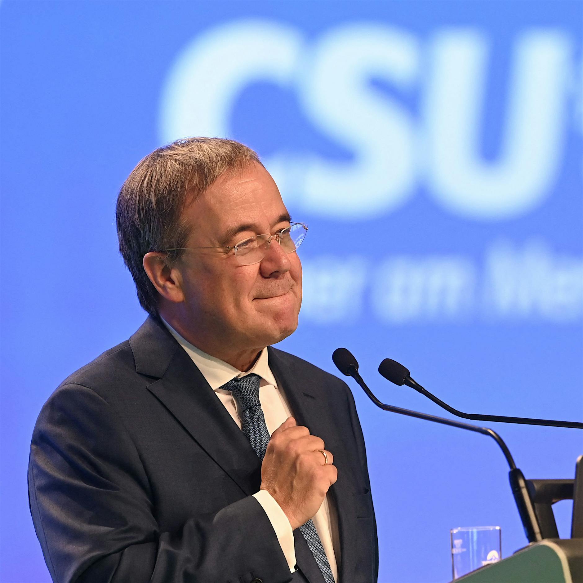 Laschet wird auf dem CSU-Parteitag mit viel Jubel und langem Applaus empfangen