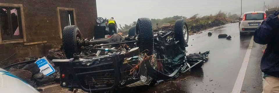Das Auto wurde von einem Tornado erfasst, und liegt nun völlig zerstört auf der Mittelmeerinsel Pantelleria.