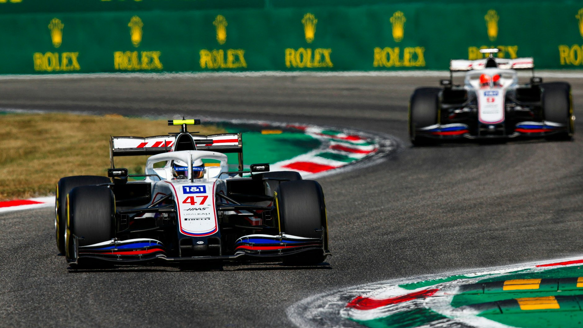 Mick Schumacher fuhr lange vor seinem Haas-Teamkollegen Nikita Mazepin – bis es wieder krachte.