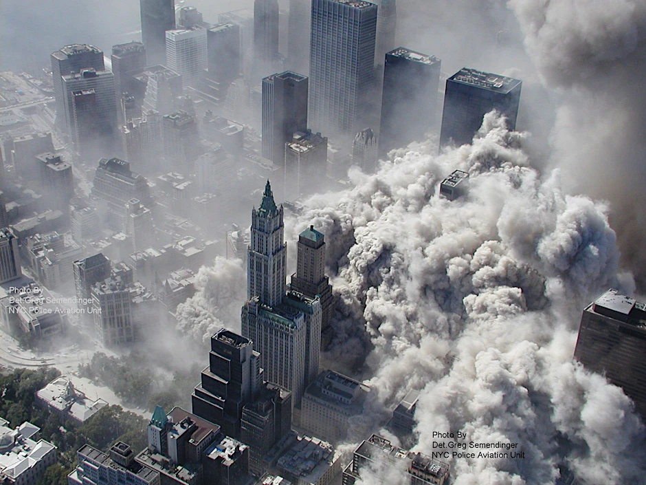 Die Luftaufnahme des New York City Police Department zeigt Rauch und Staub in Manhattan nach den Terroranschlägen auf das World Trade Center in New York.