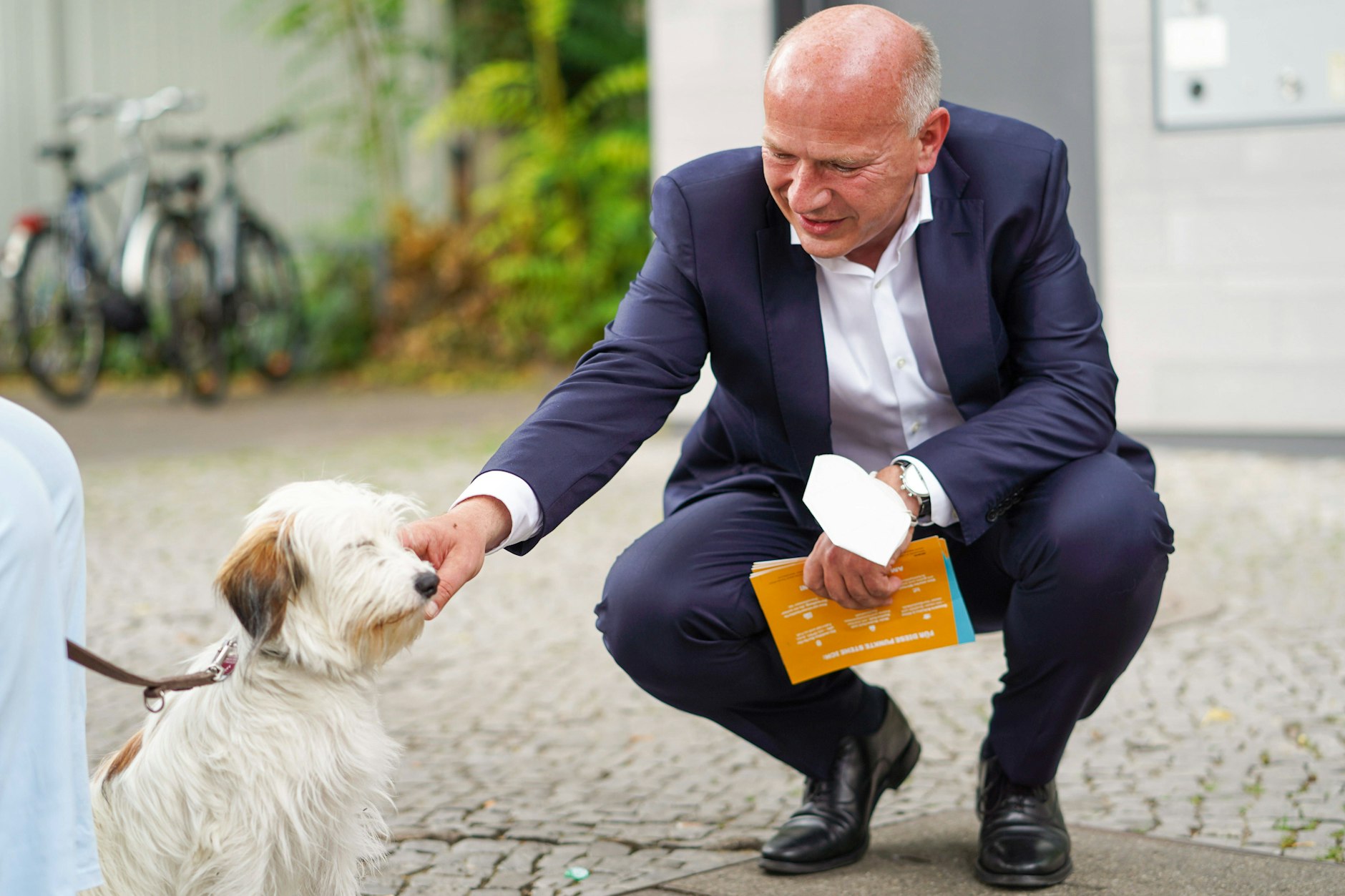 Tiere gehen immer: Hundefreund Kai Wegner im Straßenwahlkampf in Schmargendorf.&nbsp;