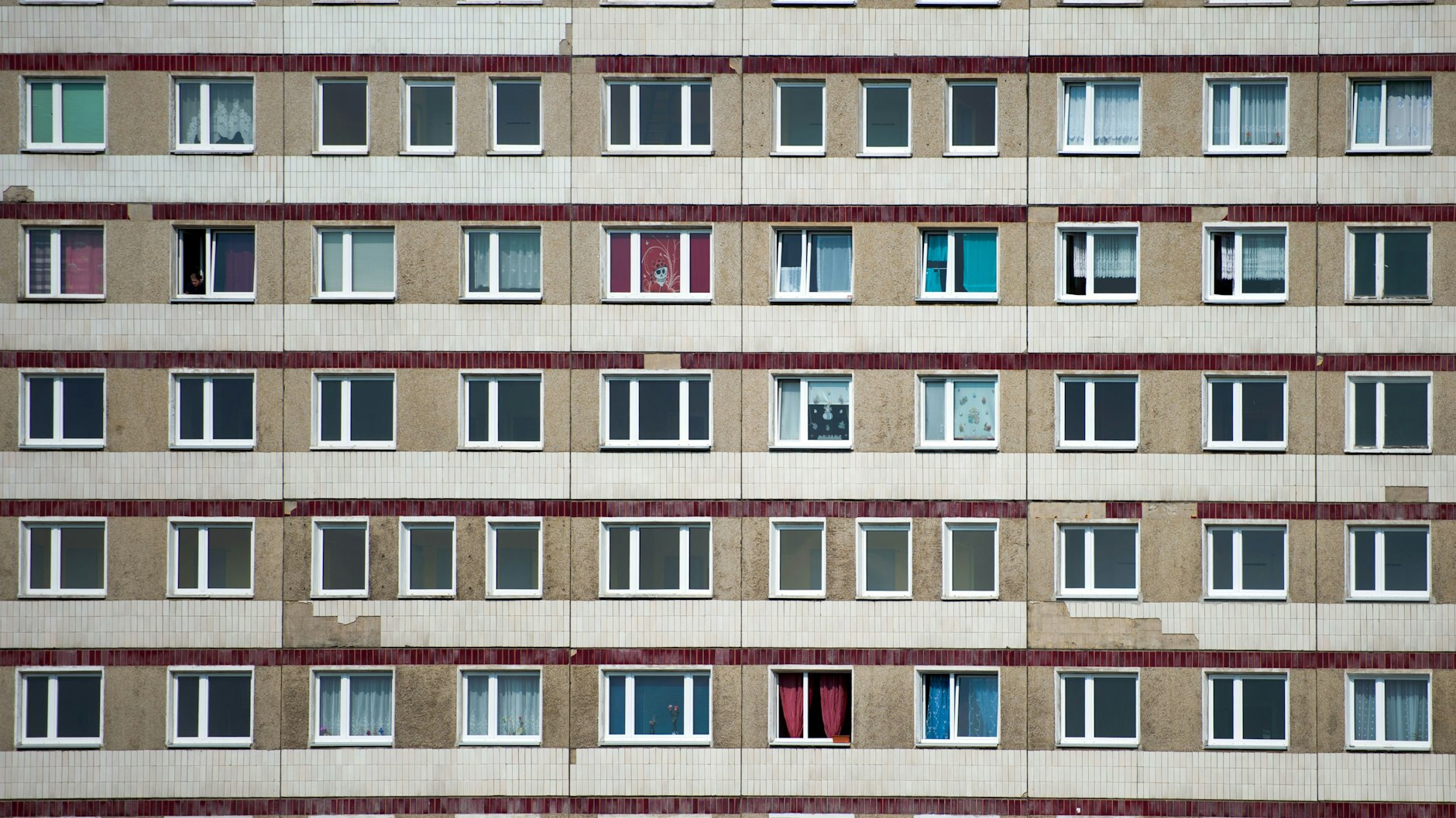 Ein Plattenbau in Hoyerswerda, fotografiert 2014. Die Wohnungen mit Küche und Bad waren einmal modern.