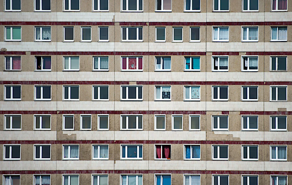 Ein Plattenbau in Hoyerswerda, fotografiert 2014. Die Wohnungen mit Küche und Bad waren einmal modern.