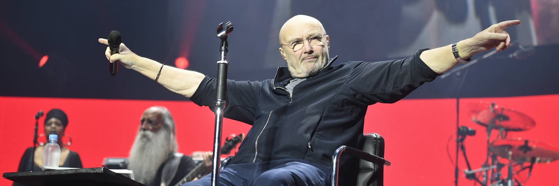 Phil Collins tritt seit Jahren vornehmlich im Sitzen auf.