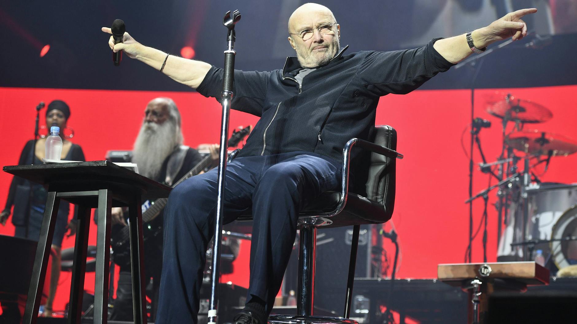 Phil Collins tritt seit Jahren vornehmlich im Sitzen auf.
