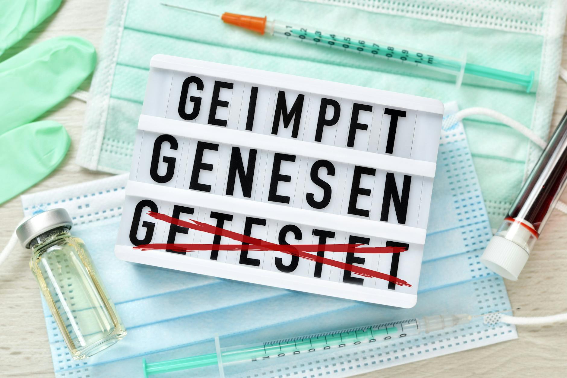 Würde die Politik nur den Ungeimpften den Zugang zu bestimmten Orten verwehren und eine 2G-Regelung einführen, läge die Wertschöpfung dem Bericht zufolge 13 Milliarden Euro geringer.