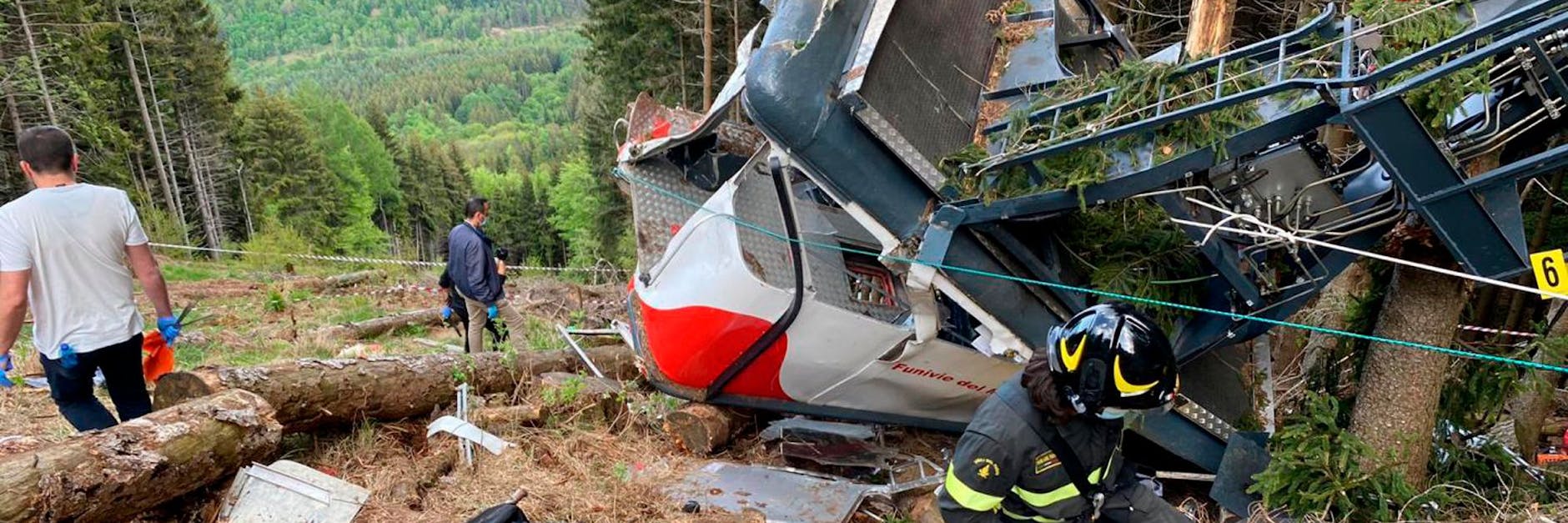 Rettungshelfer arbeiten am Wrack einer Seilbahngondel, nachdem diese am Monte Mottarone abgestürzt ist.