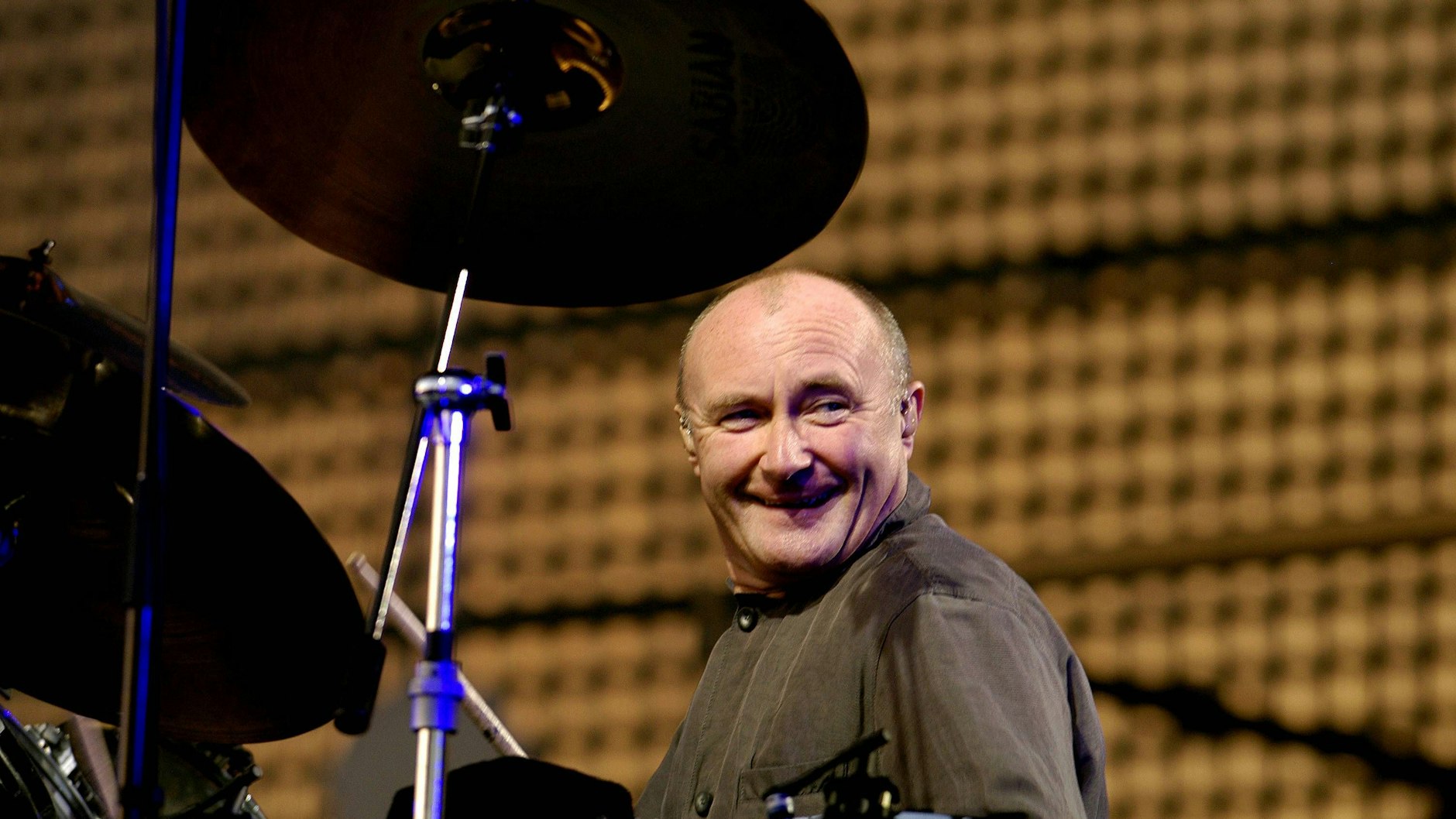 Ein Foto aus besseren Tagen: Bei einem Auftritt im Jahr 2004 saß Phil Collins noch selbst am Schlagzeug.
