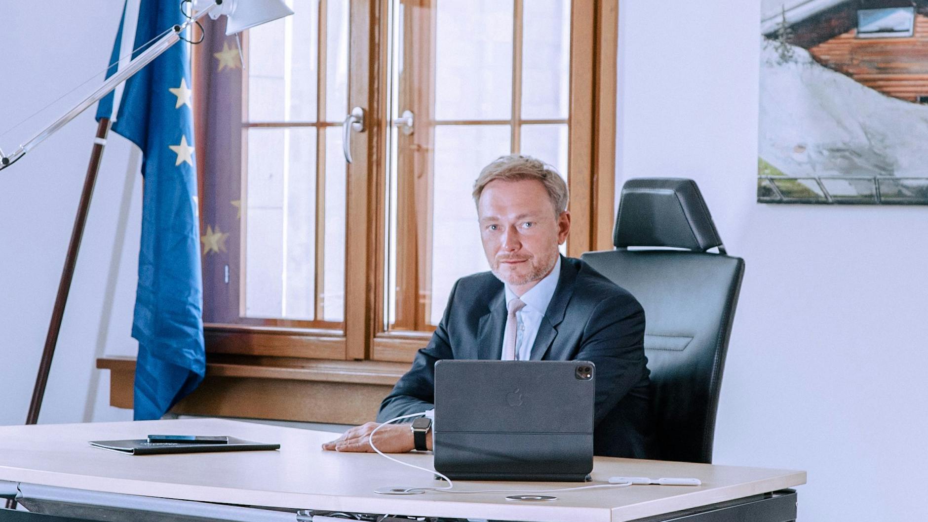 Christian Lindner in seinem Büro im Paul-Löbe-Haus