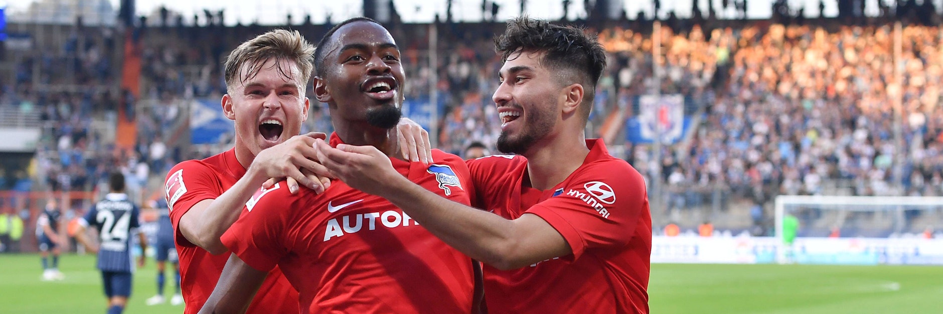 Neuzugang Myziane Maolida traf zum 3:1 in Bochum und machte Maxi Mittelstädt (l.), Suar Serdar (r.) sowie alle Herthaner froh.