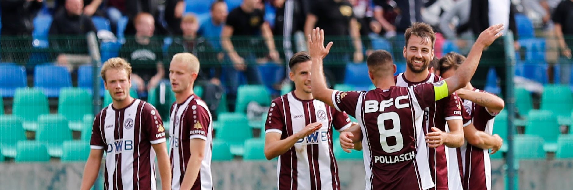 Andreas Pollasch jubelt mit Christian Beck nach dem Schlusspfiff.