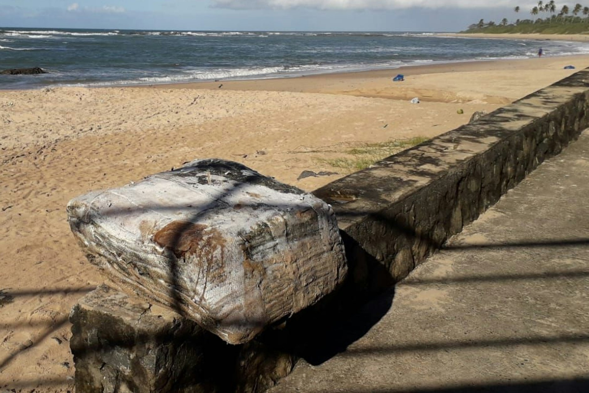 Die Kisten erweisen sich bei näheren Hinschauen als Ballen und sollen von einem 1944 vor der Küste Brasiliens gesunkenen deutschen Schiff stammen.