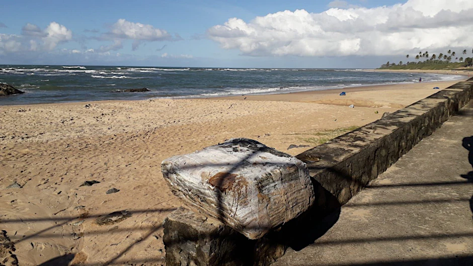 Die Kisten erweisen sich bei näheren Hinschauen als Ballen und sollen von einem 1944 vor der Küste Brasiliens gesunkenen deutschen Schiff stammen.