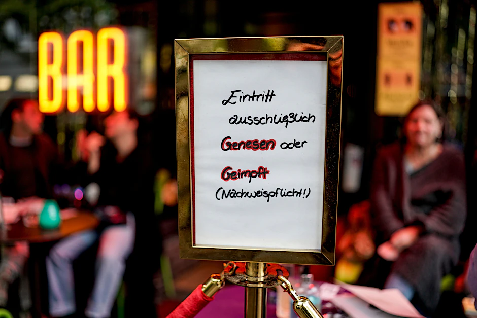 Die in Hamburg bereits eingeführte 2G-Regel besagt, dass nur noch Geimpfte und Genesene die jeweiligen Betriebe betreten dürfen.