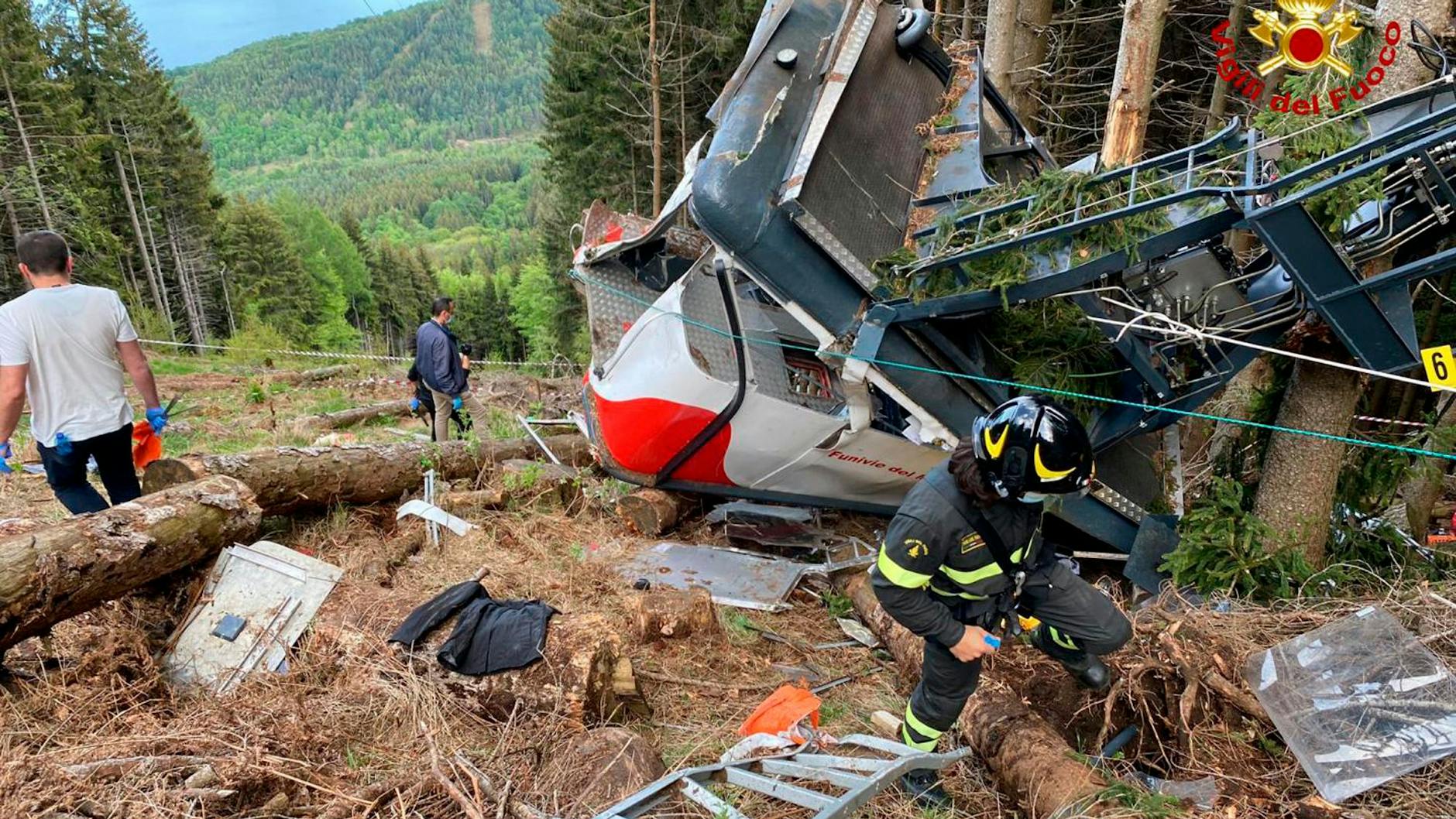 23. Mai: Rettungshelfer arbeiten am Wrack einer Seilbahngondel, nachdem diese am Monte Mottarone abgestürzt ist (Archivbild). Nach dem Seilbahn-Unglück ist der einzige Überlebende, ein sechsjähriger Junge, Medienberichten zufolge aus Italien nach Israel gebracht worden.