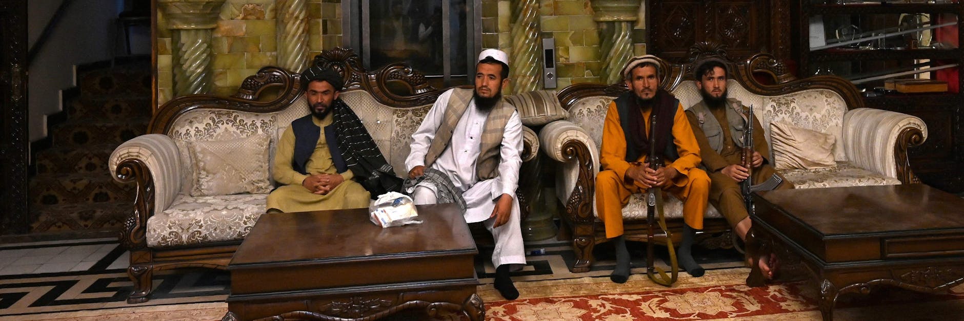 Taliban machen es sich in der Villa auf üppigen Sofas gemütlich.