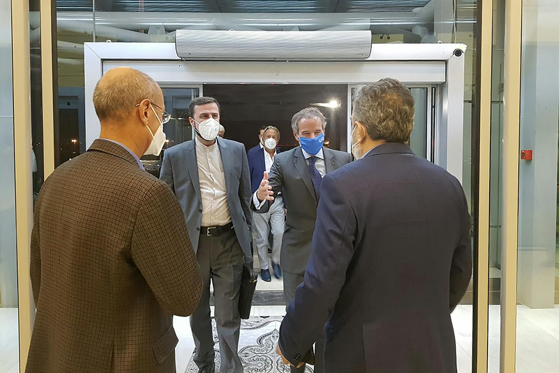 Rafael Grossi (Mitte), Chef der Internationalen Atomenergiebehörde, begrüßt Behrouz Kamalvandi (rechts), Sprecher der iranischen Atombehörde, in Teheran (12.9.2021).