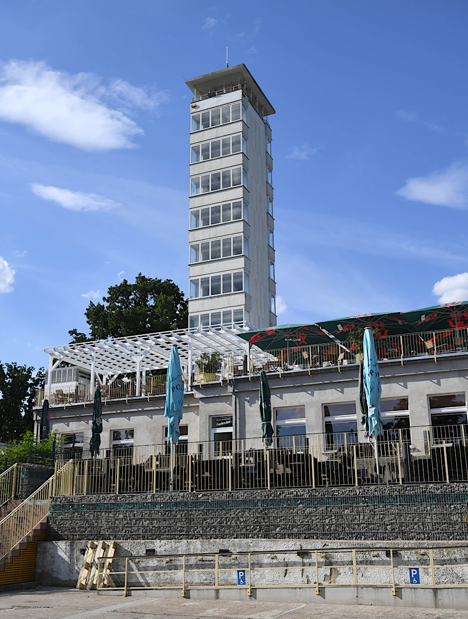 Der Müggelturm ist ein Wahrzeichen von Treptow-Köpenick und ein beliebtes Ausflugsziel.