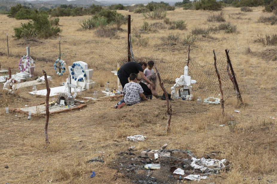 Verwandte des indigenen Aktivisten Oscar Eyraud Adams trauern an seinem Grab. Adams wurde im September 2020 vor seinem Haus von Unbekannten erschossen.