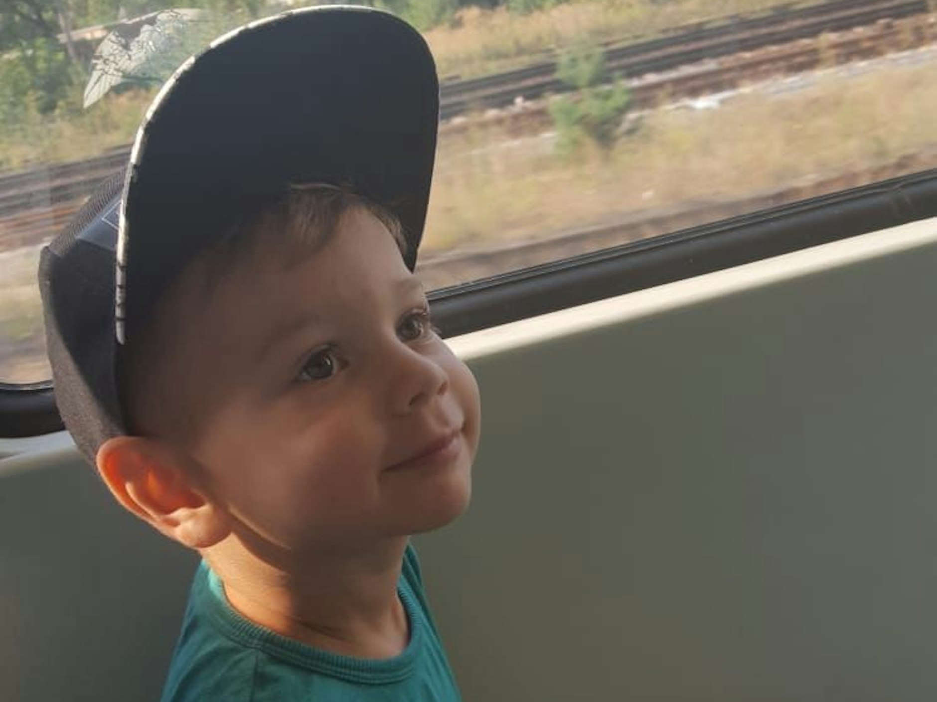 Finn in einem Waggon der Bahn. Er fährt sehr gern mit seiner Mutter oder seinem Vater Zug.