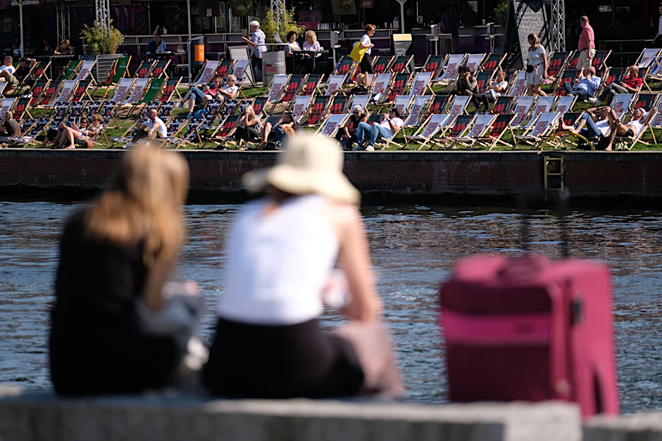 Berliner und Touristen genießen das Wetter an der Spree. Die aktuellen Corona-Zahlen stagnieren. Der Senat will sich am Dienstag auf die 2G-Regel einigen.<br>