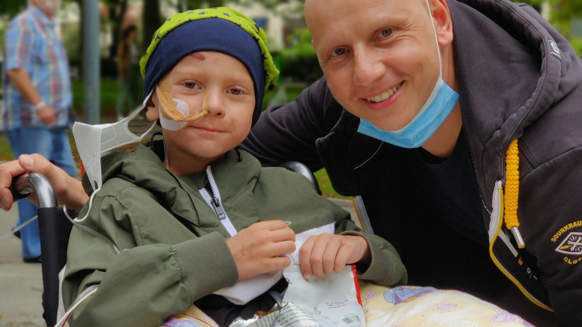 Sohn und Vater: Als dieses Foto aufgenommen wird, sind sie beide schon schwer krank. 