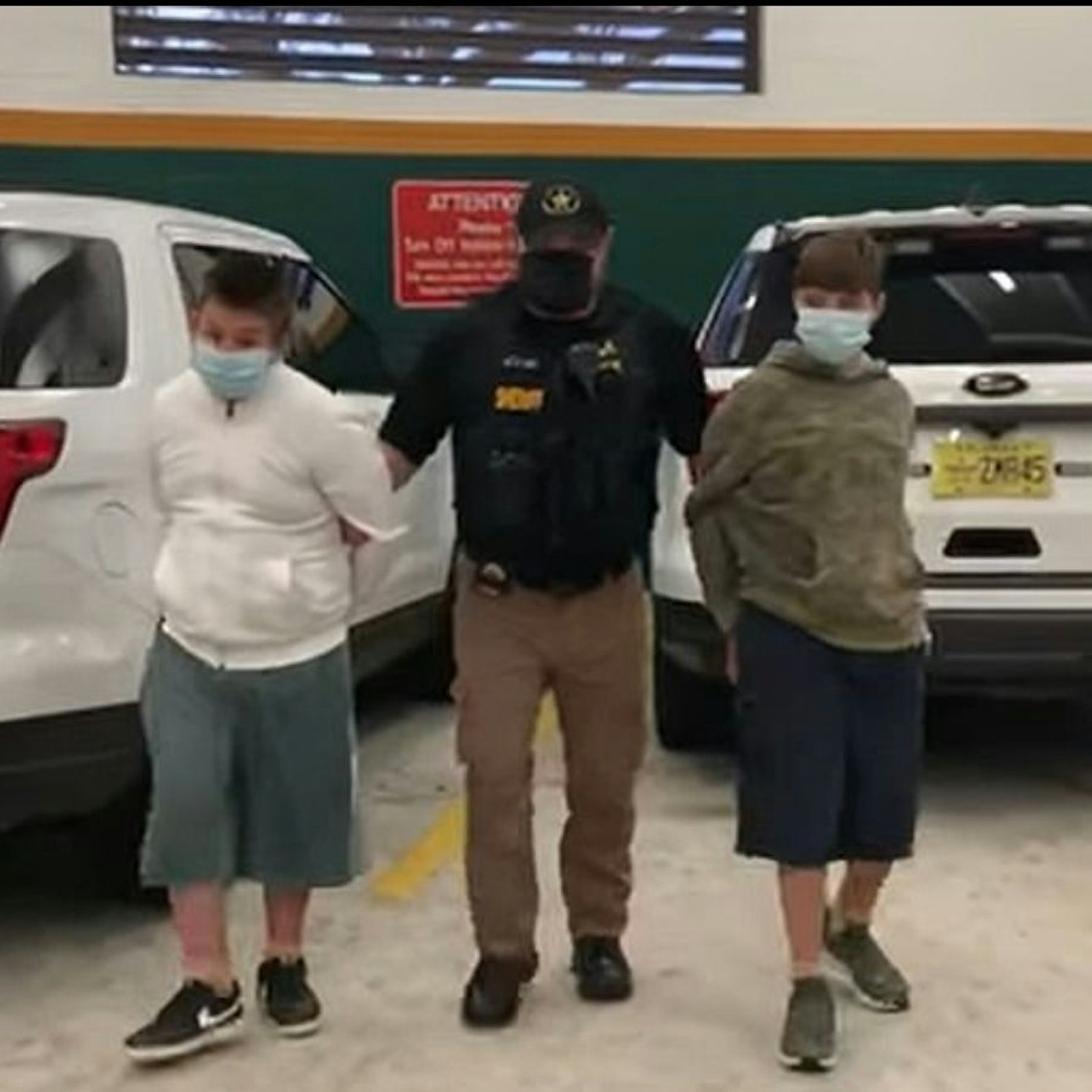 Phillip Byrd und Connor Pruett bei ihrer Festnahme durch die Polizei.