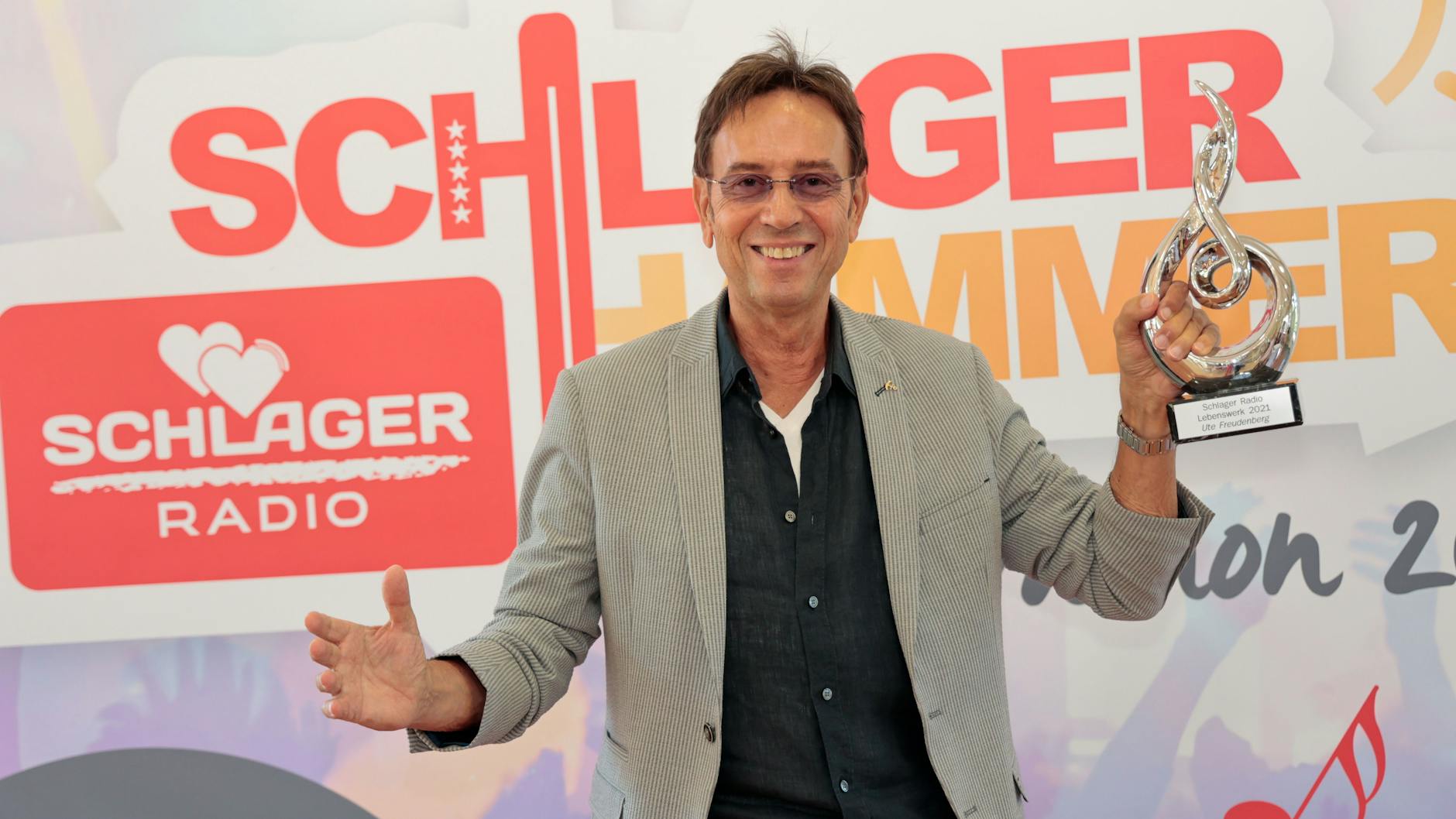 Wolfgang Ziegler mit dem Ehrenpreis, den der Sänger beim „Schlagerhammer“ Ute Freudenberg überreichen wird.