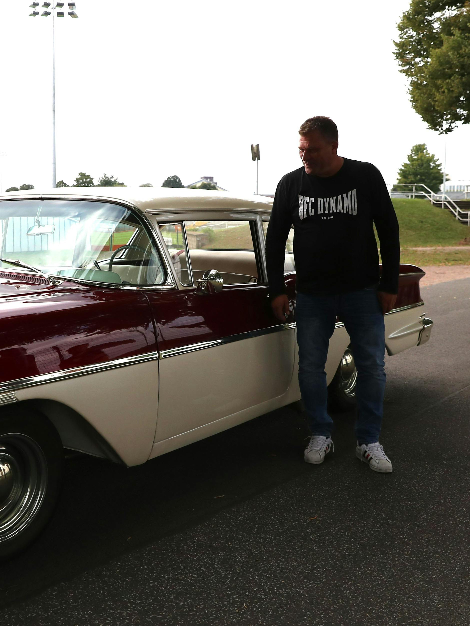 Einsteigen und genießen: BFC-Trainer Christian Benbennek ist hin und weg beim Anblick des Oldtimers. 