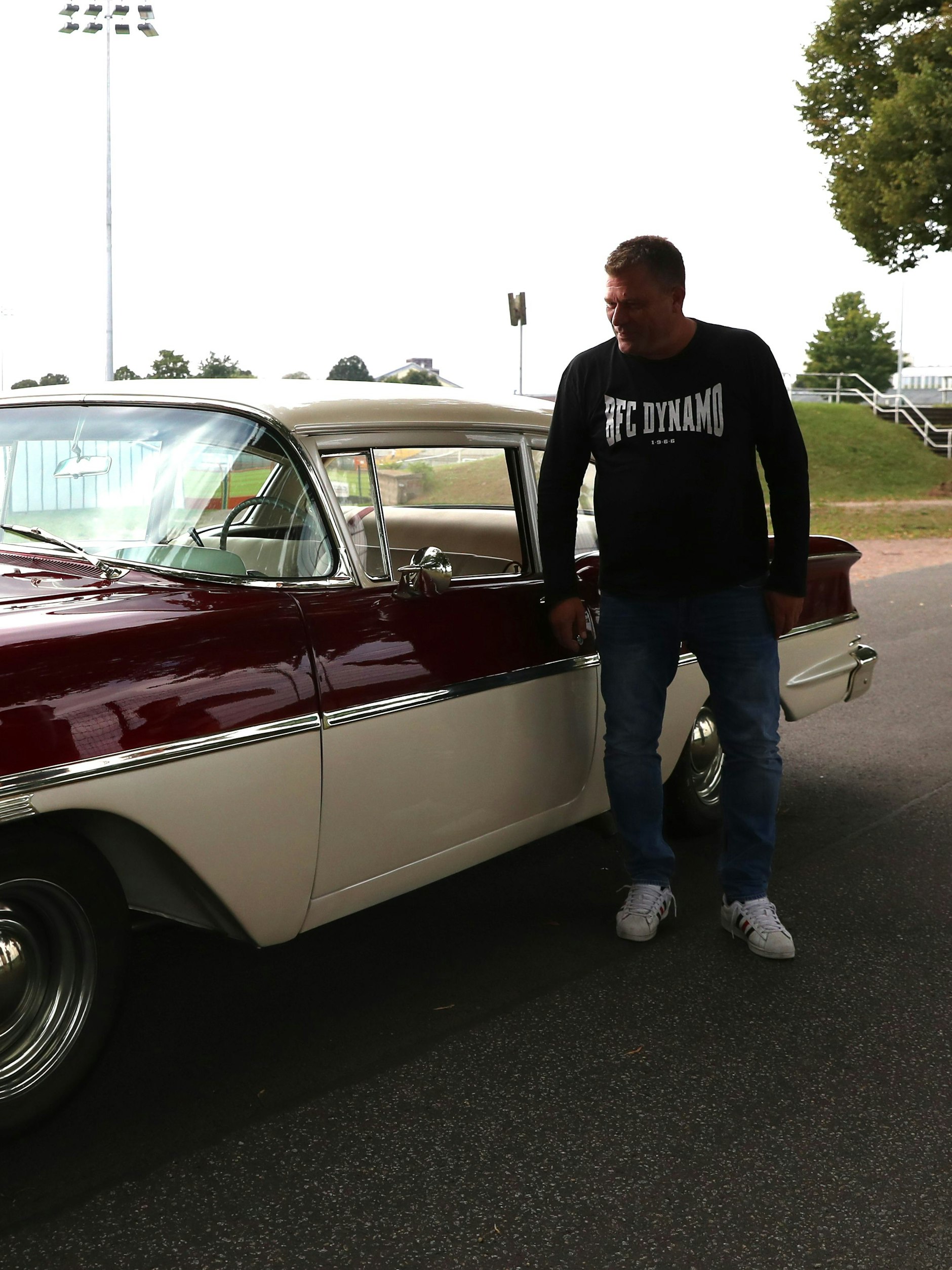Einsteigen und genießen: BFC-Trainer Christian Benbennek ist hin und weg beim Anblick des Oldtimers.&nbsp;