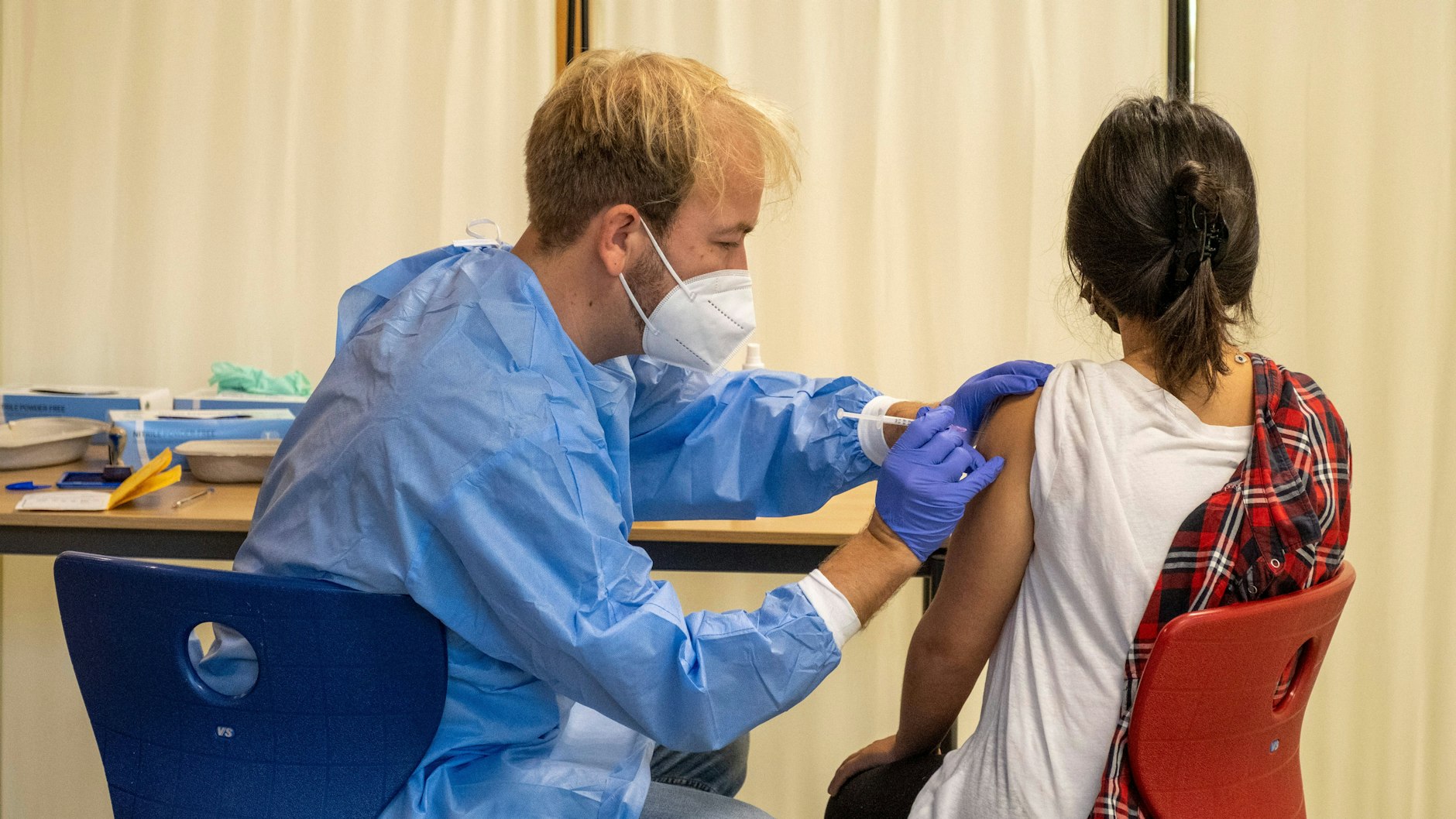 Impfen, Impfen, Impfen - zum Beispiel am Montag in der Ruth-Cohn-Schule in Charlottenburg, einem Oberstufenzentrum für den Bereich Sozialwesen.