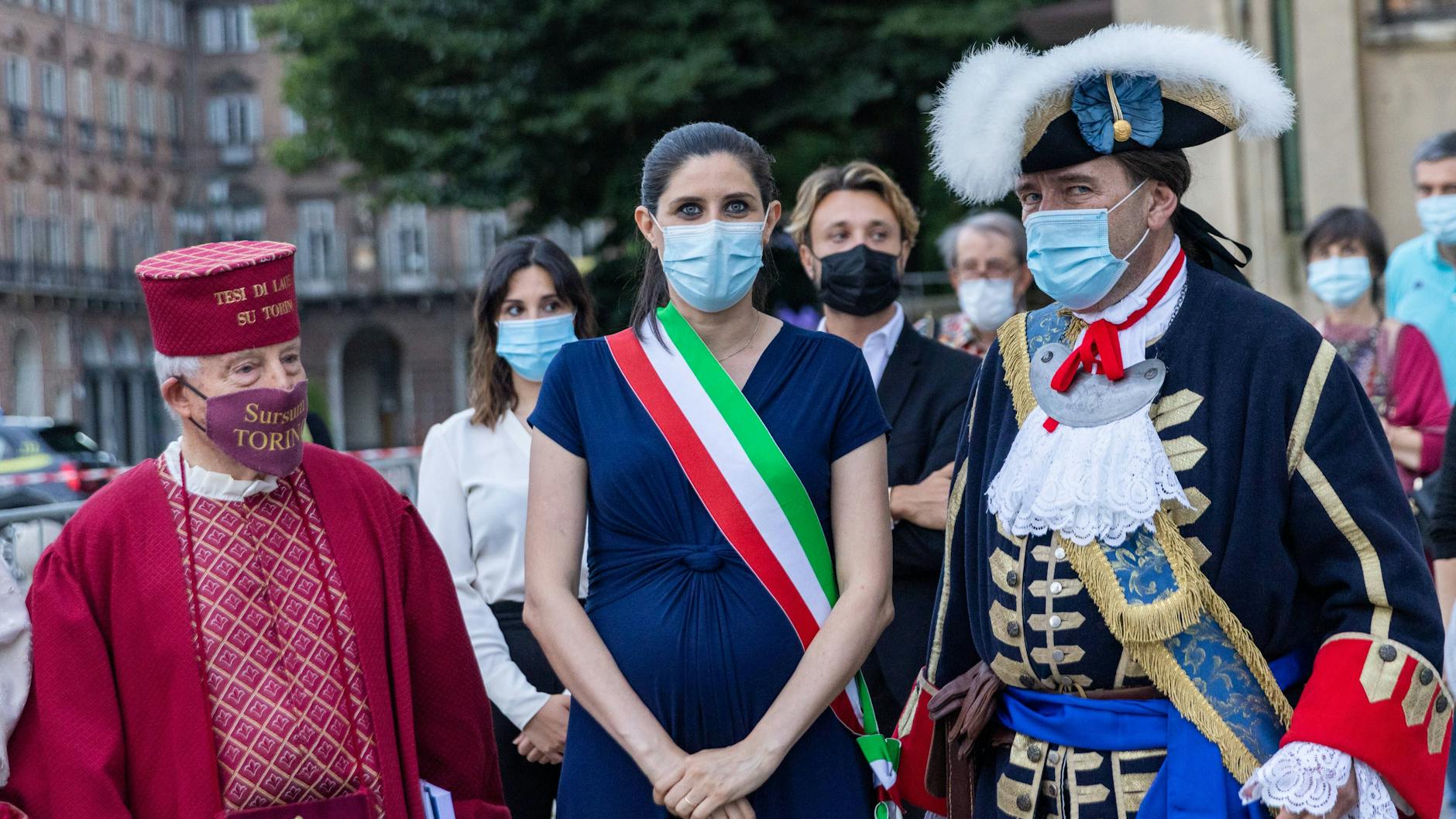 Chiara Appendino, Bürgermeisterin von Turin (m.), ist selbst gerade schwanger.