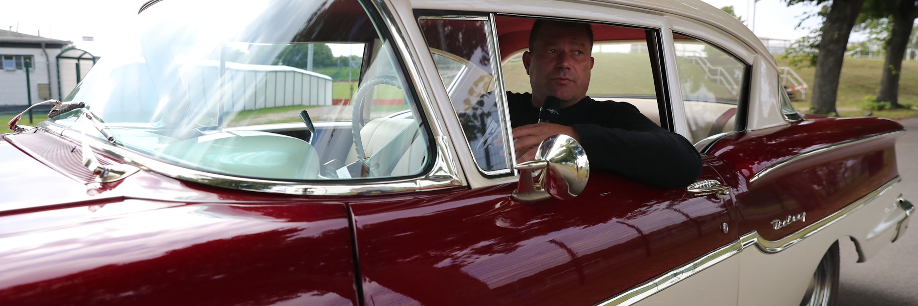 Christian Benbennek am Steuer des 58er Chevy Del Ray. 