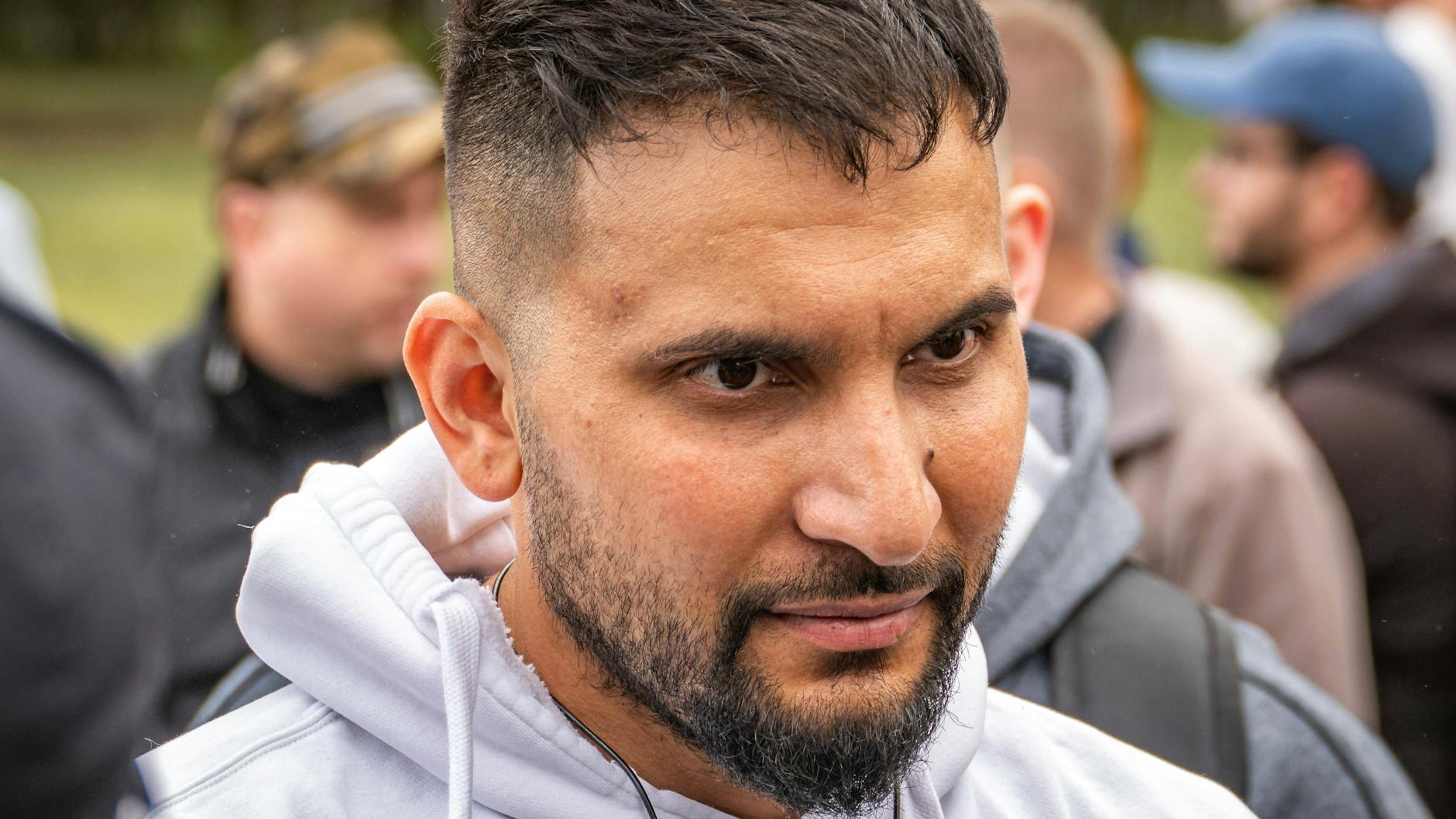 Berlin: Verschwörungserzähler und Koch Hildmann bei einer Kundgebung vor dem Reichstag. 